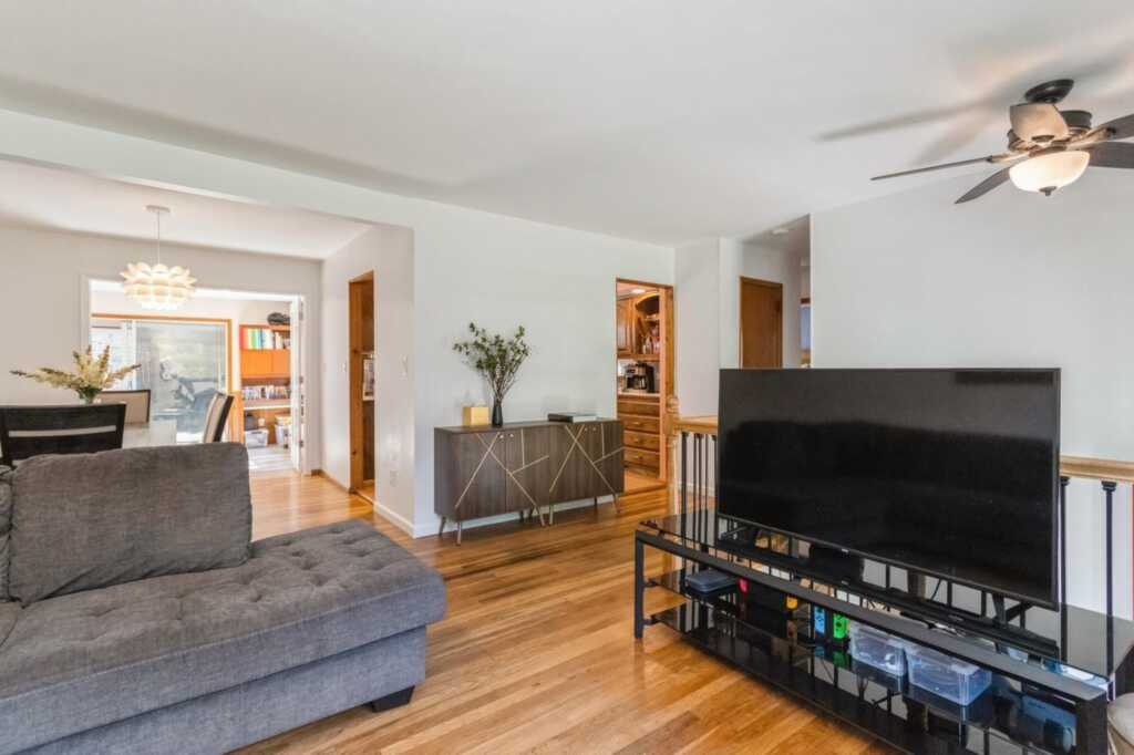 18 Lake Shore Drive, Nanuet, NY 10954 - Photo 5 of 34