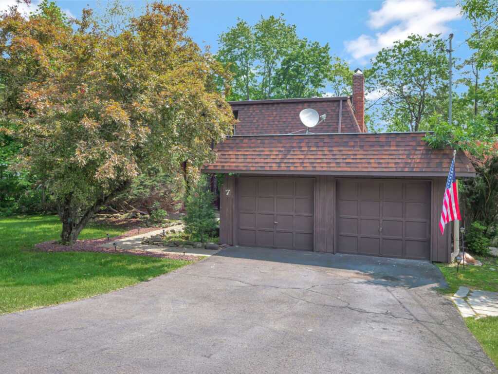 7 Medford Place, Nanuet, NY 10954 - Photo 3 of 37