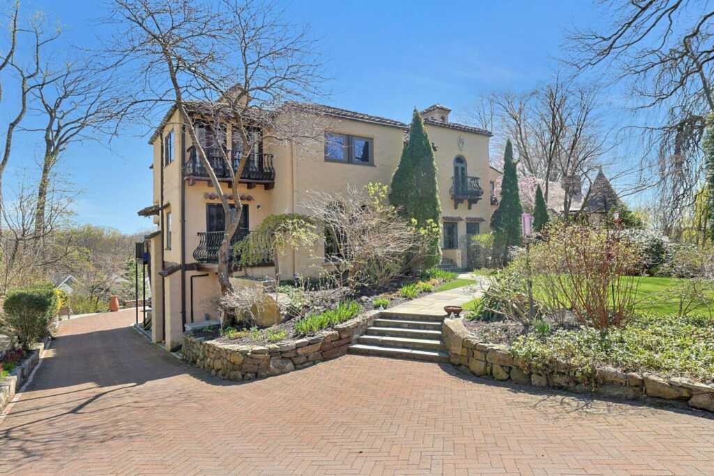 286 Lyncroft Road, New Rochelle, NY 10804