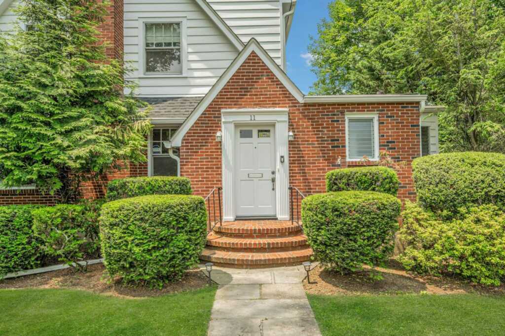 11 Oxford Road, White Plains, NY 10605 - Photo 2 of 47