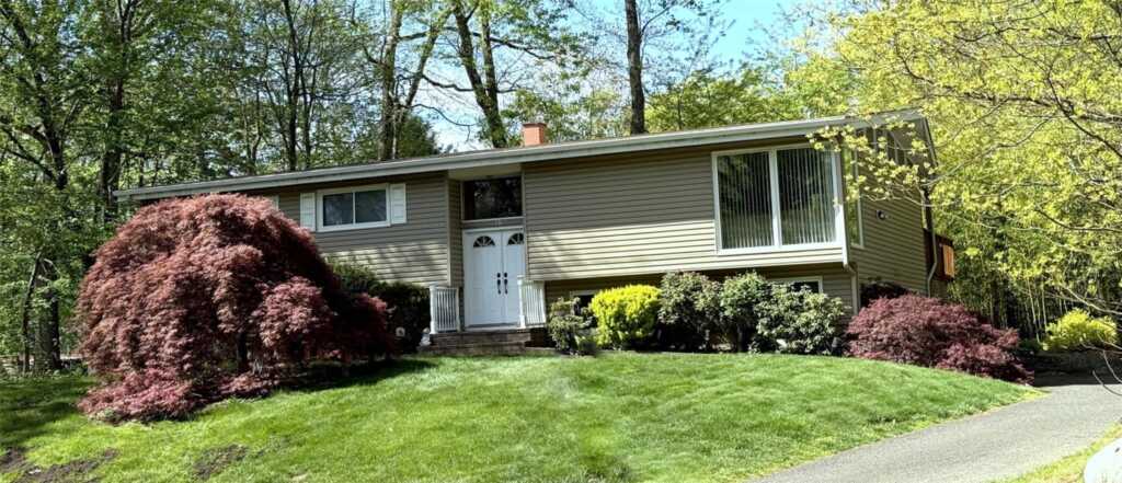 10 Carriage Lane, New City, NY 10956 - Photo 2 of 40