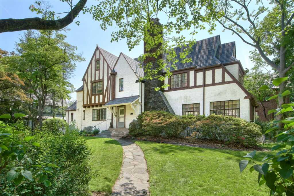 2 Byworth Road, New Rochelle, NY 10804 - Photo 2 of 32