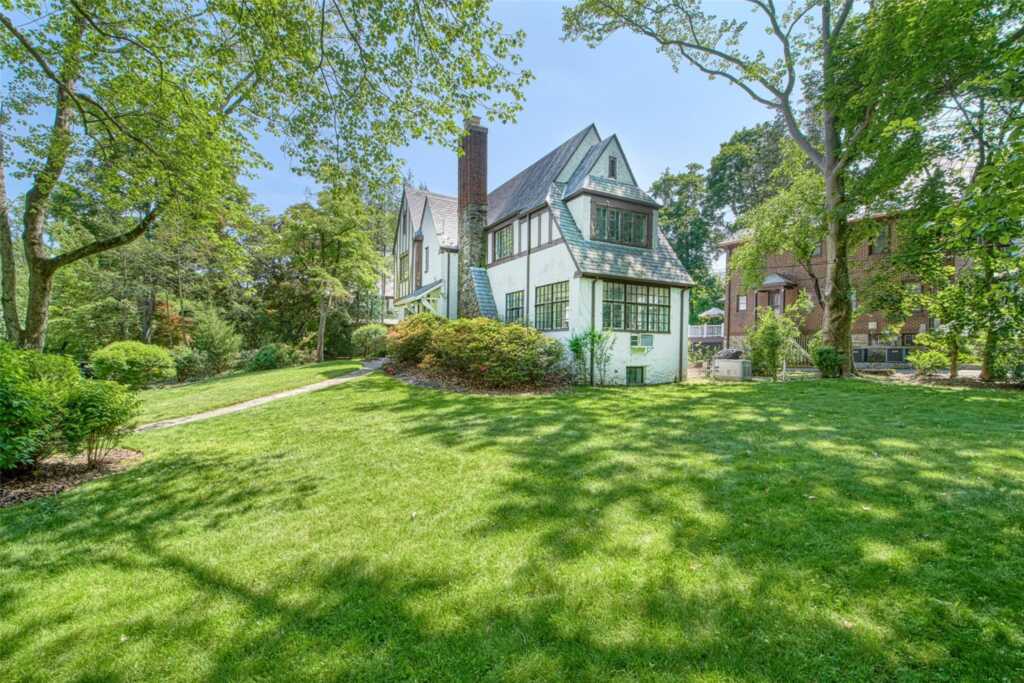 2 Byworth Road, New Rochelle, NY 10804 - Photo 3 of 32