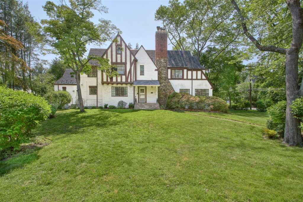 2 Byworth Road, New Rochelle, NY 10804 - Photo 4 of 32