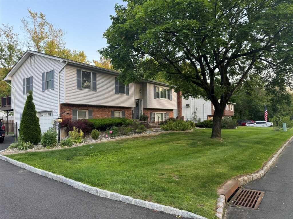 33 Lake Nanuet Drive, Nanuet, NY 10954 - Photo 2 of 22