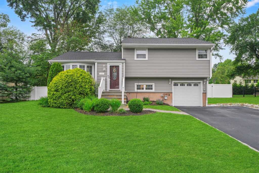117 Nauraushaun Road, Pearl River, NY 10965