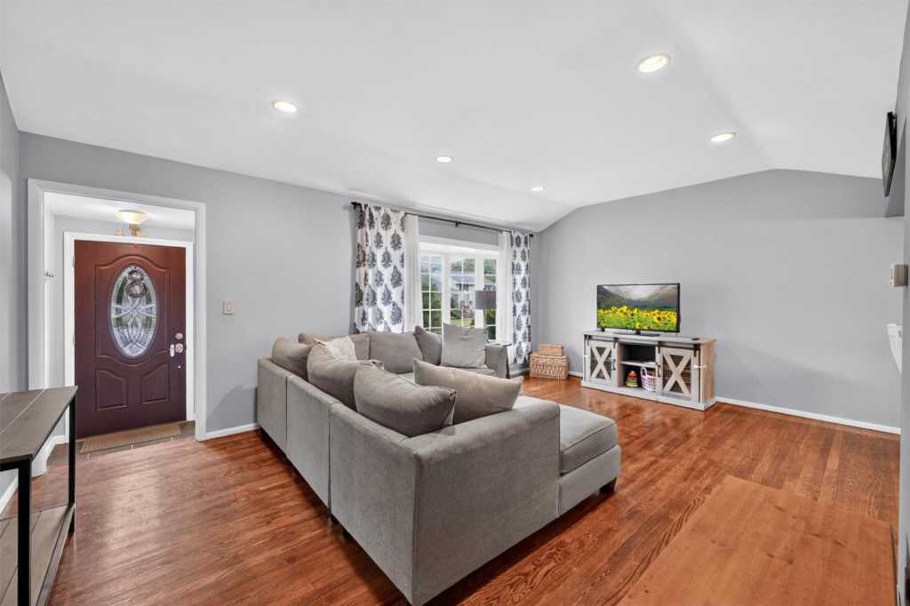 117 Nauraushaun Road, Pearl River, NY 10965 - Photo 4 of 42