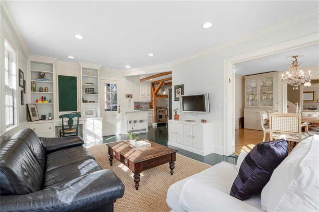 290 Overlook Road, New Rochelle, NY 10804 - Photo 11 of 36