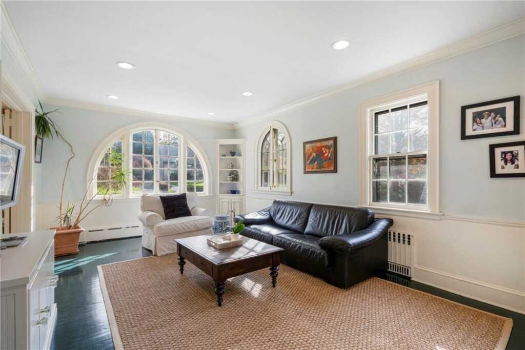 290 Overlook Road, New Rochelle, NY 10804 - Photo 12 of 36