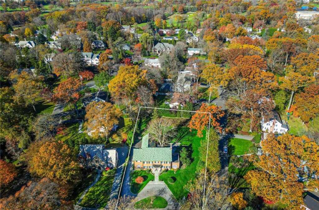 290 Overlook Road, New Rochelle, NY 10804 - Photo 2 of 36