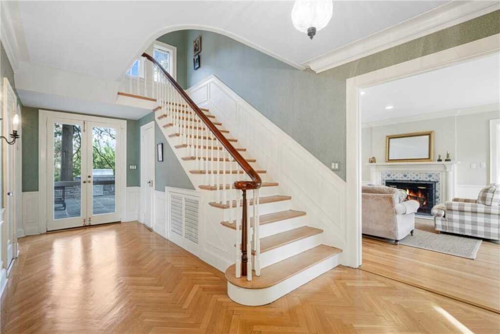 290 Overlook Road, New Rochelle, NY 10804 - Photo 4 of 36