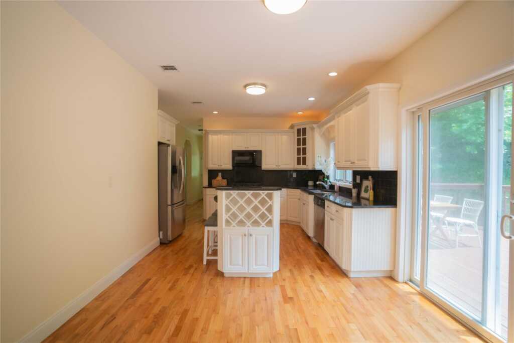 435 Storms Road, Valley Cottage, NY 10989 - Photo 4 of 40