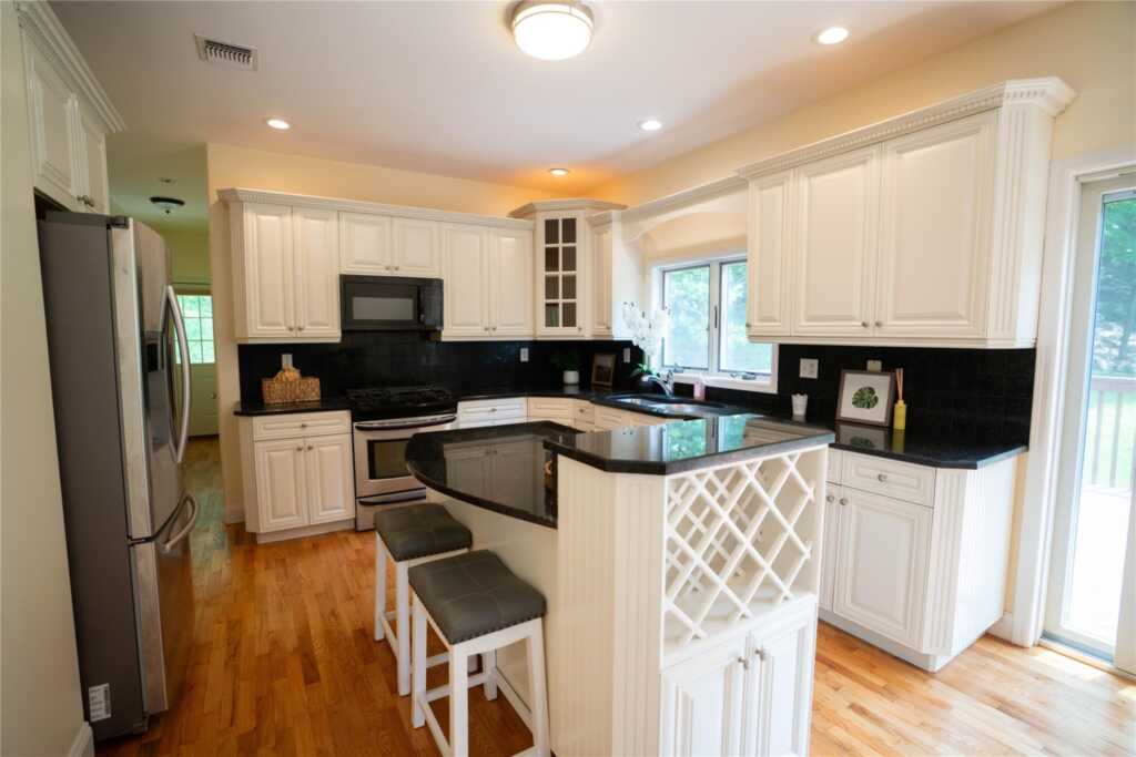435 Storms Road, Valley Cottage, NY 10989 - Photo 5 of 40