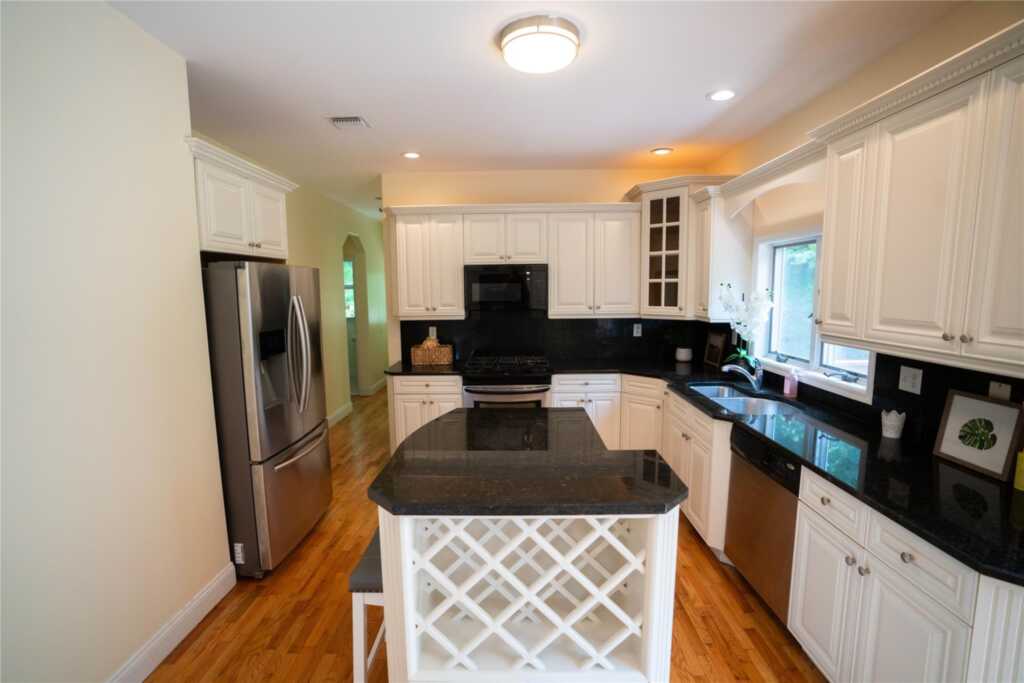 435 Storms Road, Valley Cottage, NY 10989 - Photo 6 of 40