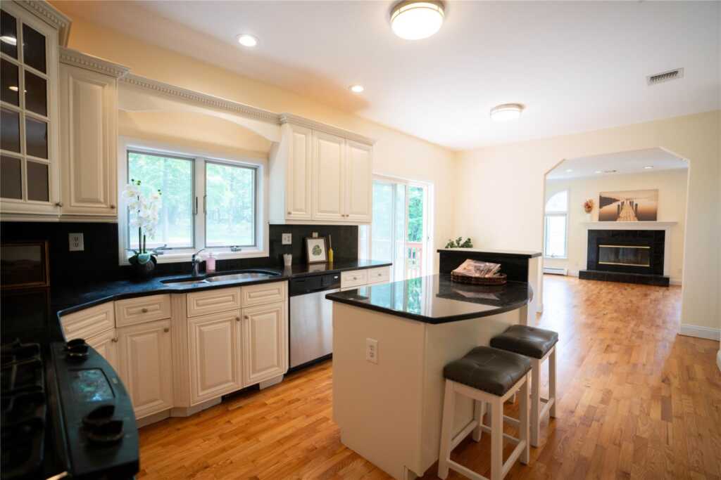 435 Storms Road, Valley Cottage, NY 10989 - Photo 7 of 40