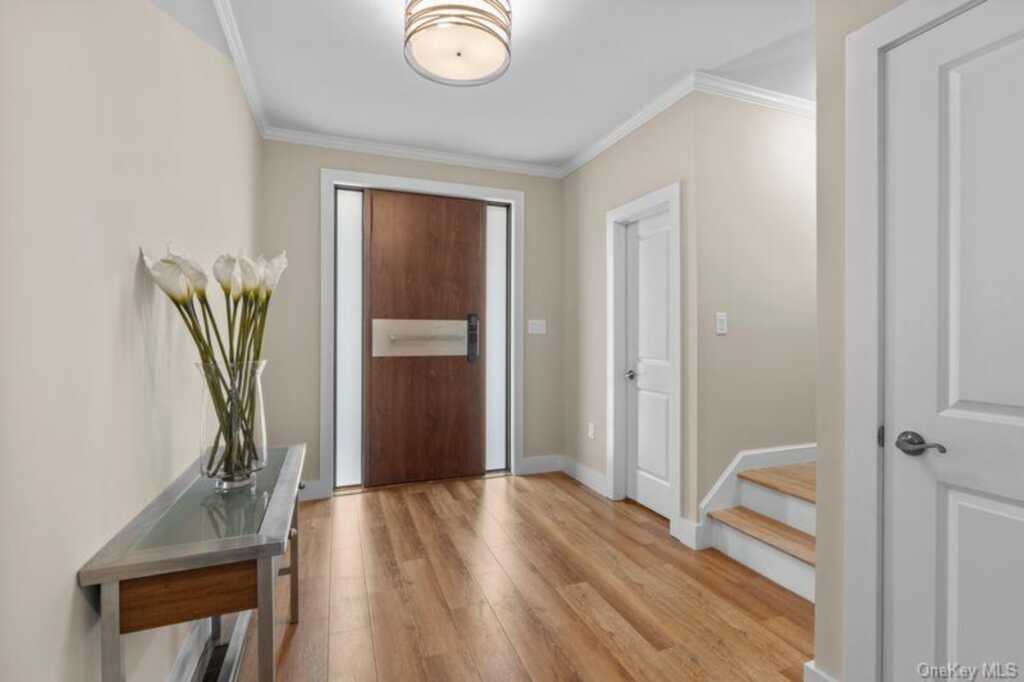 105 Valley Road, White Plains, NY 10604 - Photo 4 of 35