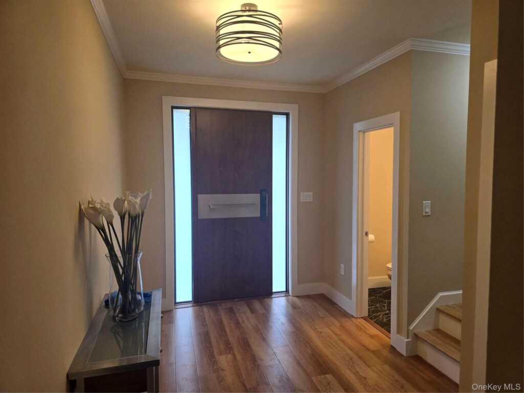 105 Valley Road, White Plains, NY 10604 - Photo 5 of 35