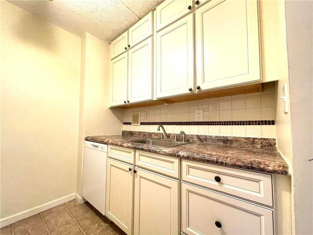 35 Park Avenue, Unit #2L, Suffern, NY 10901 - Photo 19 of 30