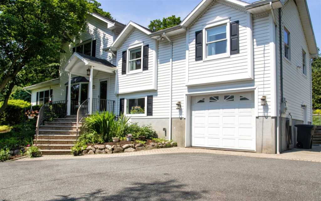 25 McKinley Street, Pearl River, NY 10965
