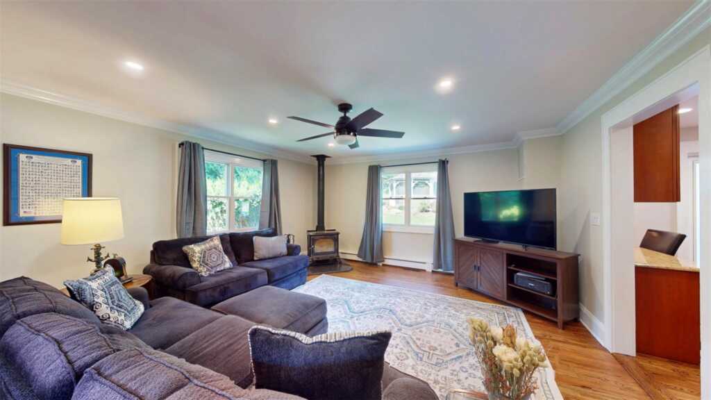 25 McKinley Street, Pearl River, NY 10965 - Photo 10 of 46