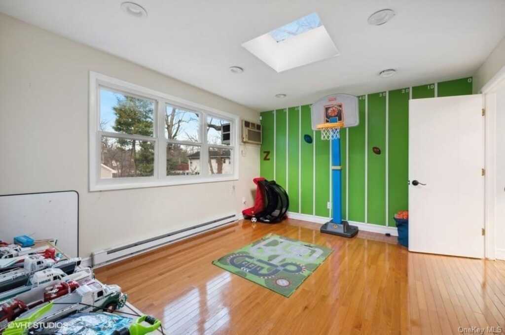 14 Rolling Way, New Rochelle, NY 10804 - Photo 12 of 27