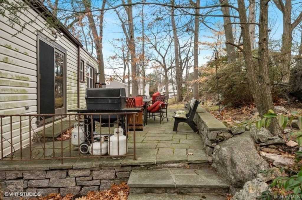 14 Rolling Way, New Rochelle, NY 10804 - Photo 16 of 27