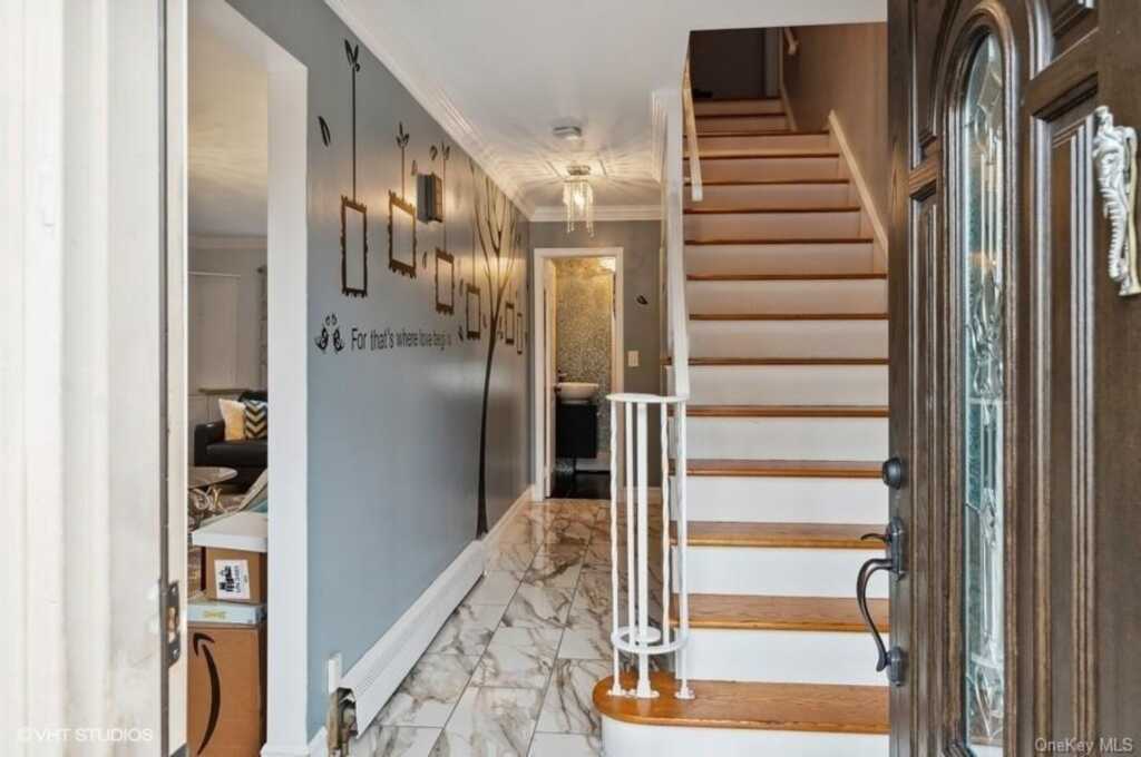 14 Rolling Way, New Rochelle, NY 10804 - Photo 4 of 27