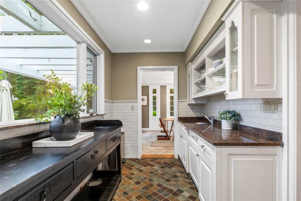 121 Overlook Circle, New Rochelle, NY 10804 - Photo 10 of 35
