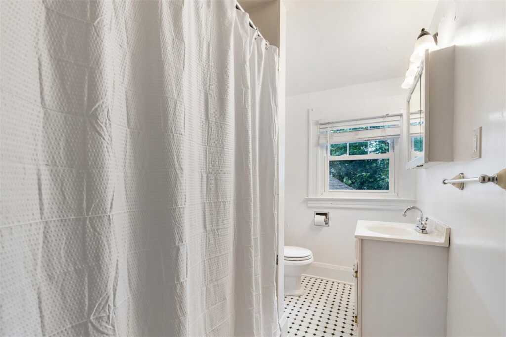 121 Overlook Circle, New Rochelle, NY 10804 - Photo 26 of 35