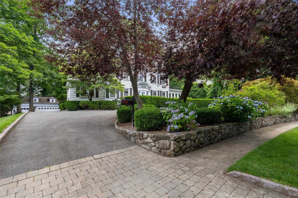121 Overlook Circle, New Rochelle, NY 10804 - Photo 3 of 35