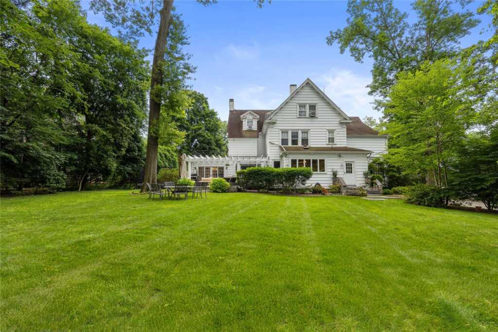 121 Overlook Circle, New Rochelle, NY 10804 - Photo 30 of 35