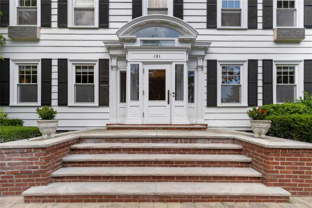 121 Overlook Circle, New Rochelle, NY 10804 - Photo 4 of 35