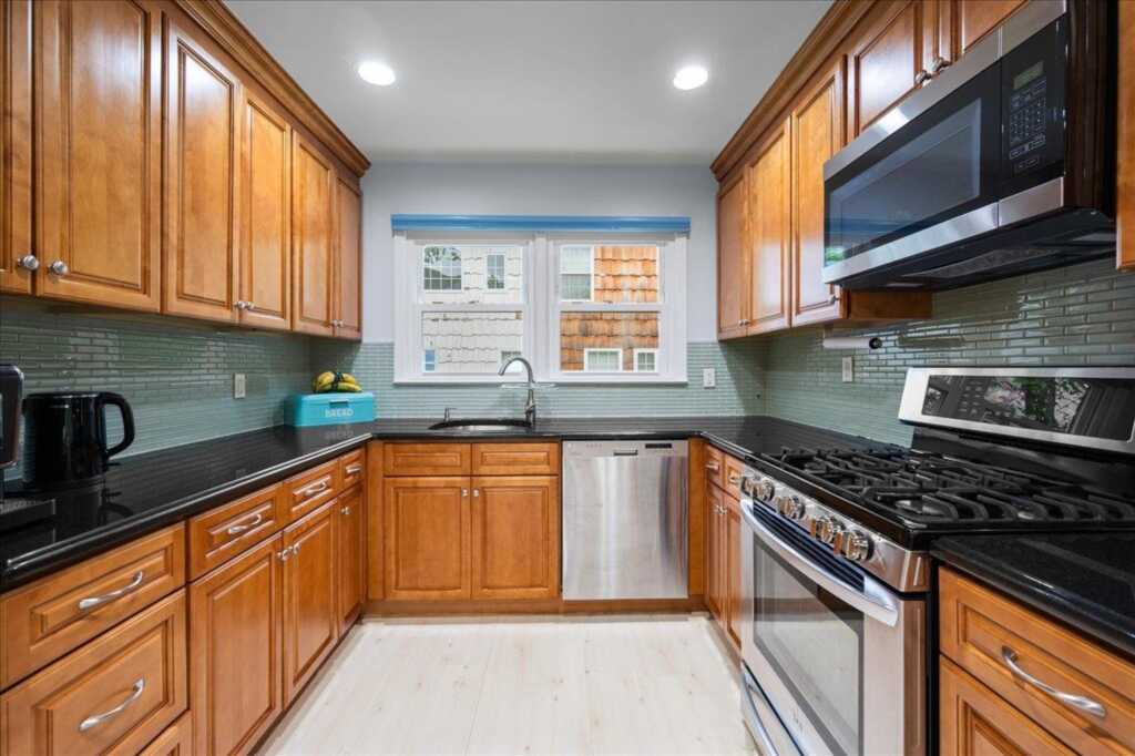 71 Harlan Drive, New Rochelle, NY 10804 - Photo 11 of 36
