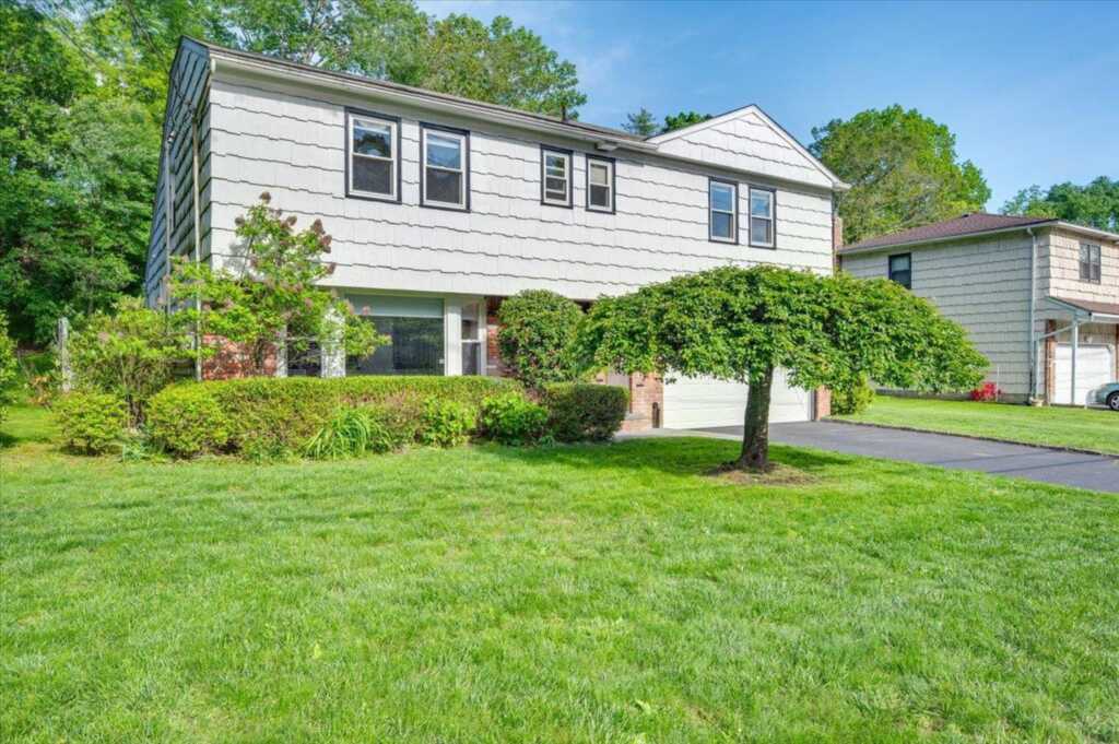 71 Harlan Drive, New Rochelle, NY 10804 - Photo 2 of 36