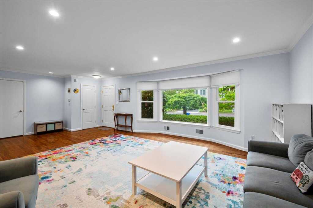 71 Harlan Drive, New Rochelle, NY 10804 - Photo 4 of 36