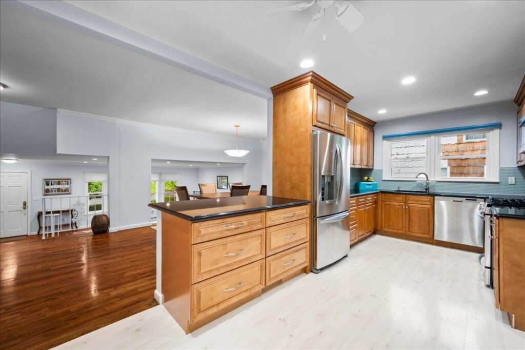 71 Harlan Drive, New Rochelle, NY 10804 - Photo 9 of 36