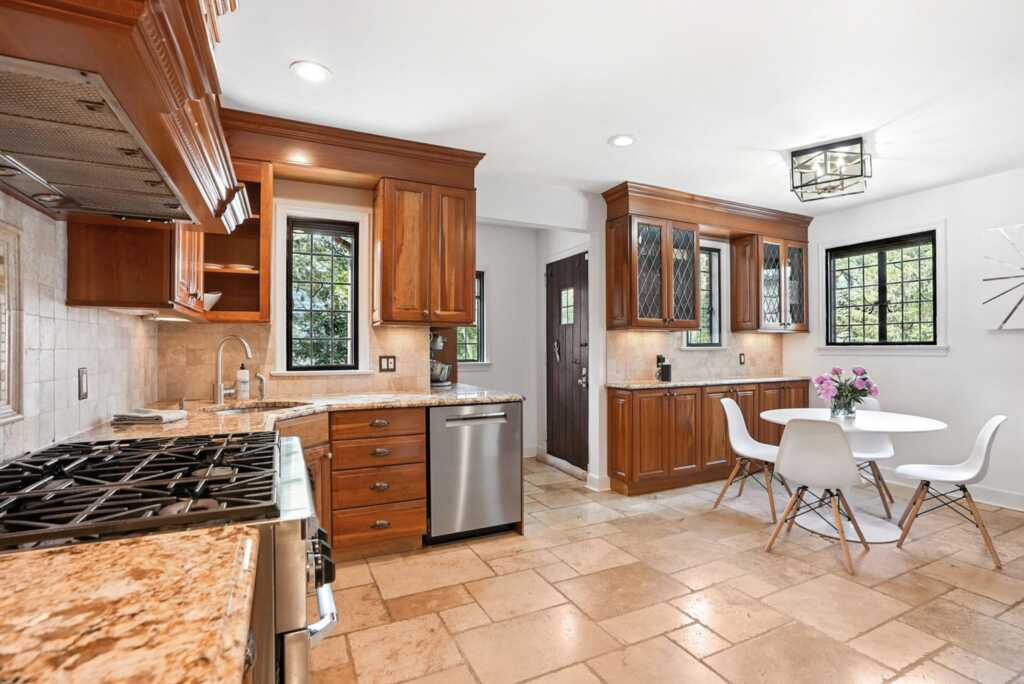 276 Overlook Road, New Rochelle, NY 10804 - Photo 12 of 42