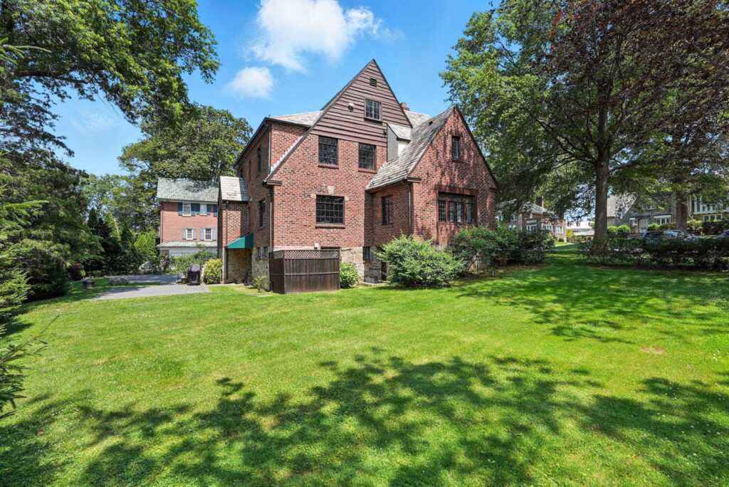 276 Overlook Road, New Rochelle, NY 10804 - Photo 34 of 42
