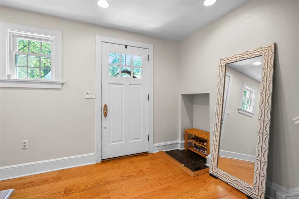 44 Kingsbury Road, New Rochelle, NY 10804 - Photo 4 of 40