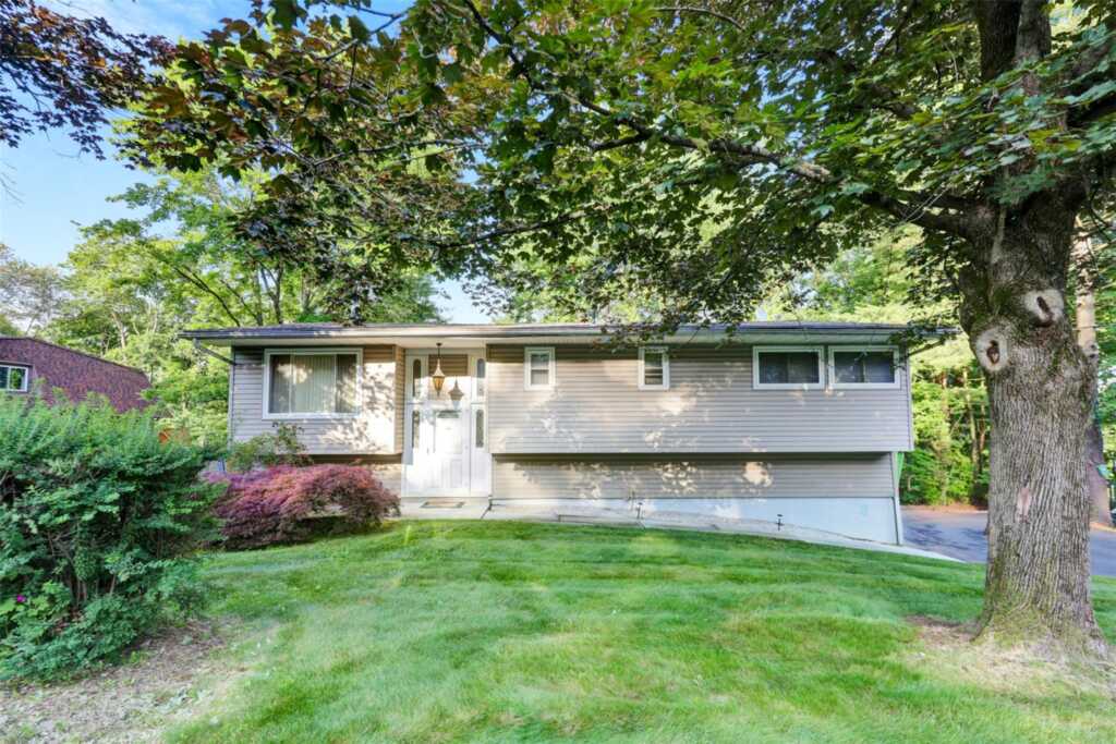 5 Medford Place, Nanuet, NY 10954