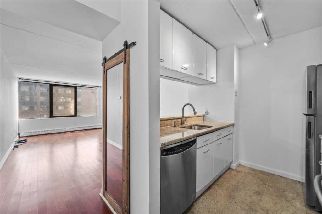 4 Martine Avenue, Unit #1109, White Plains, NY 10606 - Photo 2 of 23