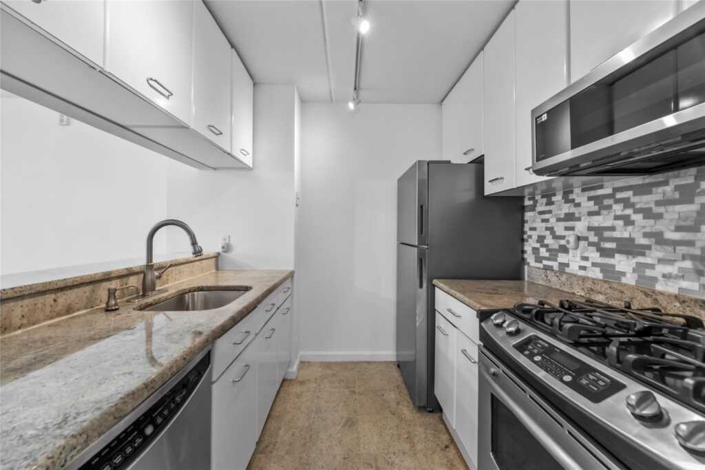 4 Martine Avenue, Unit #1109, White Plains, NY 10606 - Photo 4 of 23