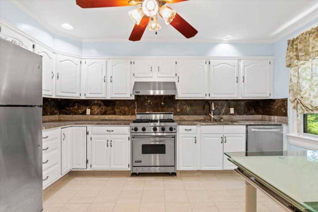 20 The Boulevard, New Rochelle, NY 10801 - Photo 11 of 34