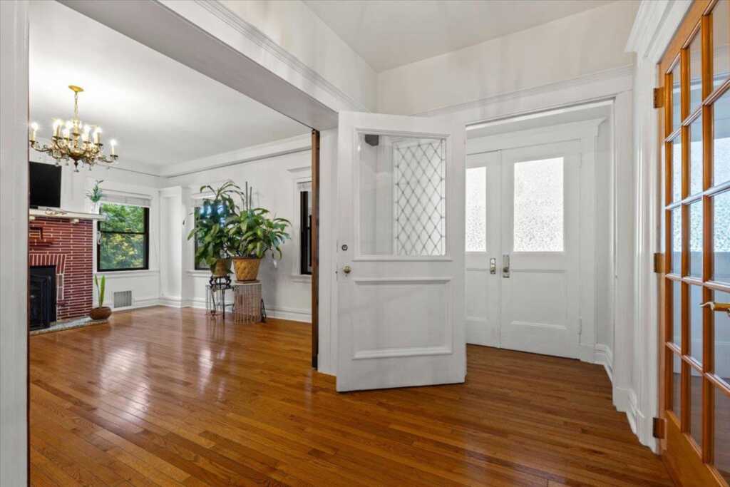20 The Boulevard, New Rochelle, NY 10801 - Photo 4 of 34