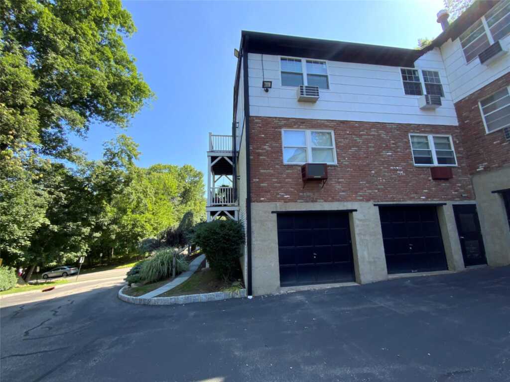 31 Parkside Drive, Unit #31, Suffern, NY 10901 - Photo 2 of 12