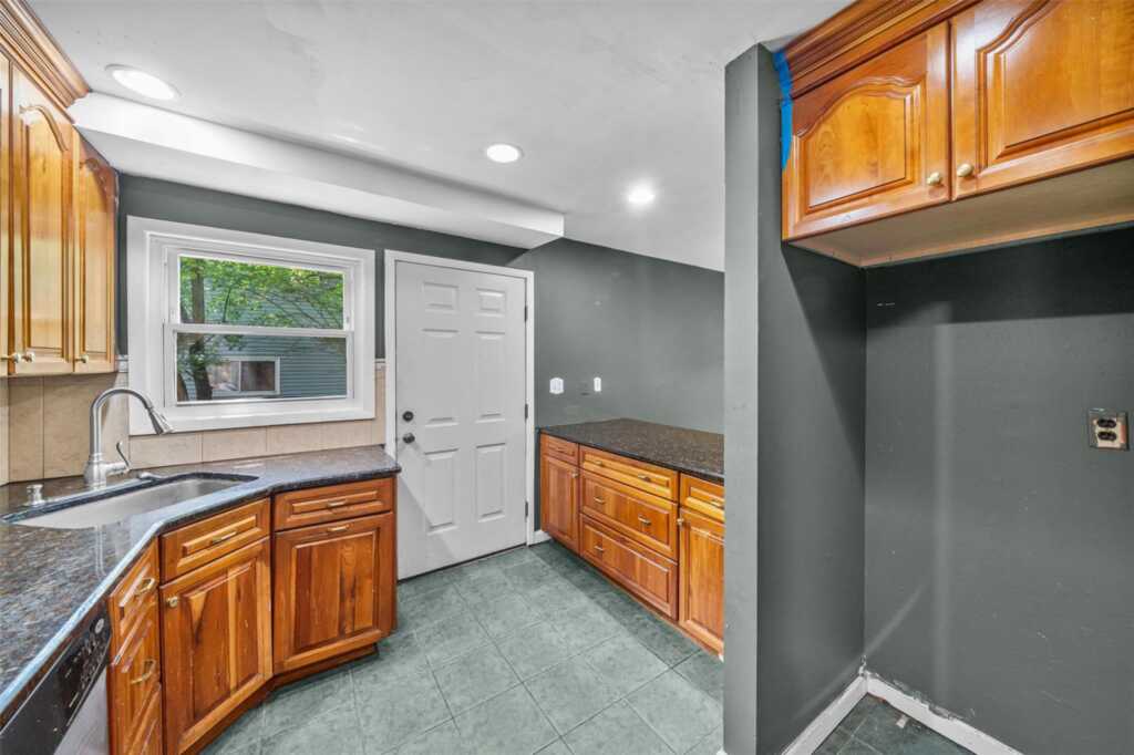 87 Pascack Road, Nanuet, NY 10954 - Photo 4 of 30
