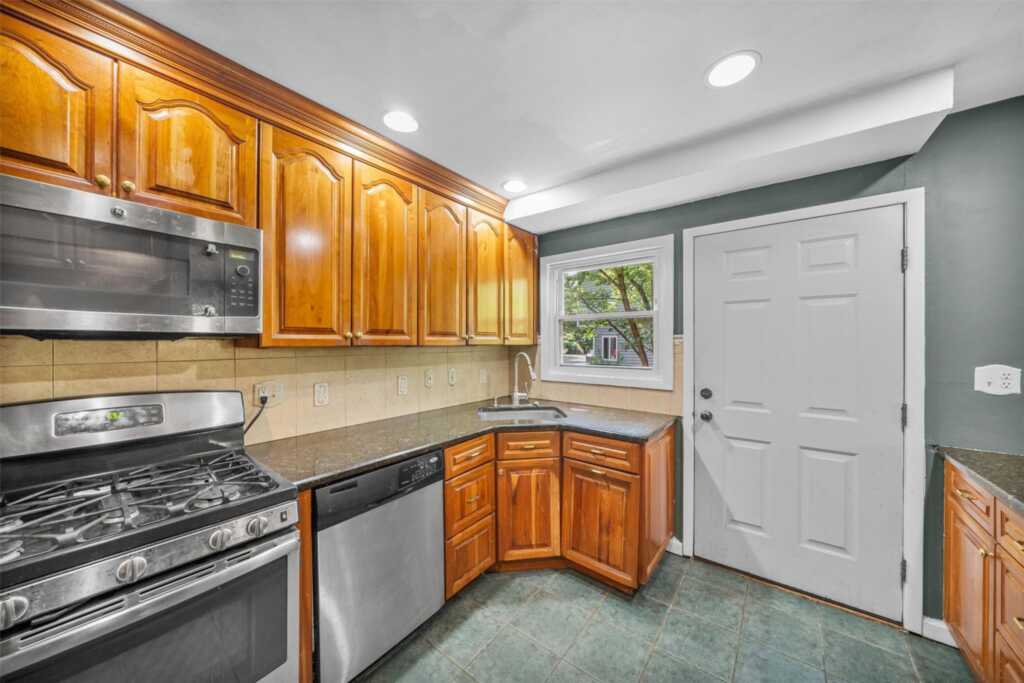 87 Pascack Road, Nanuet, NY 10954 - Photo 5 of 30