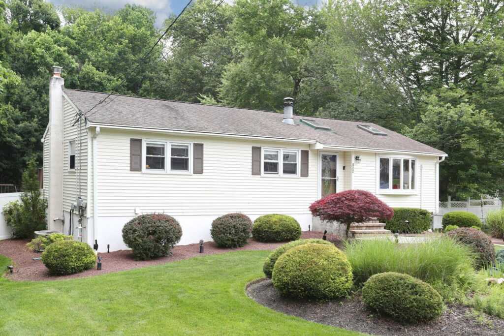 422 Kings Highway, Valley Cottage, NY 10989 - Photo 2 of 44