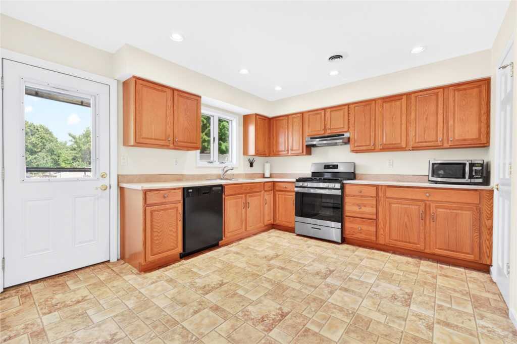 42 Walter Drive, Stony Point, NY 10980 - Photo 12 of 49