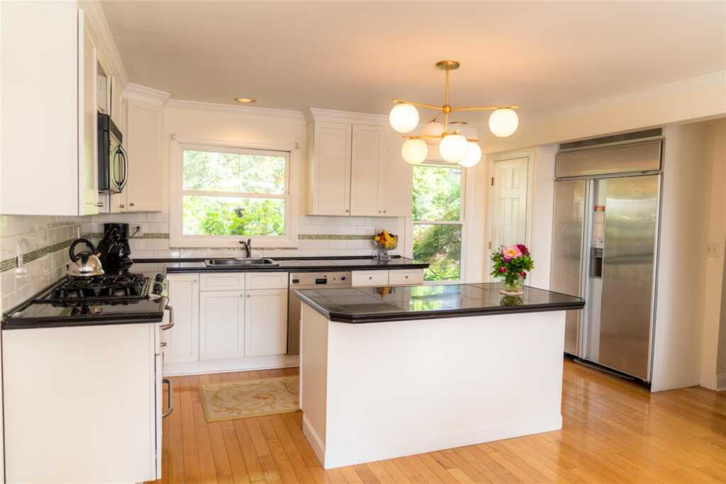 81 Seaview Avenue, New Rochelle, NY 10801 - Photo 8 of 34